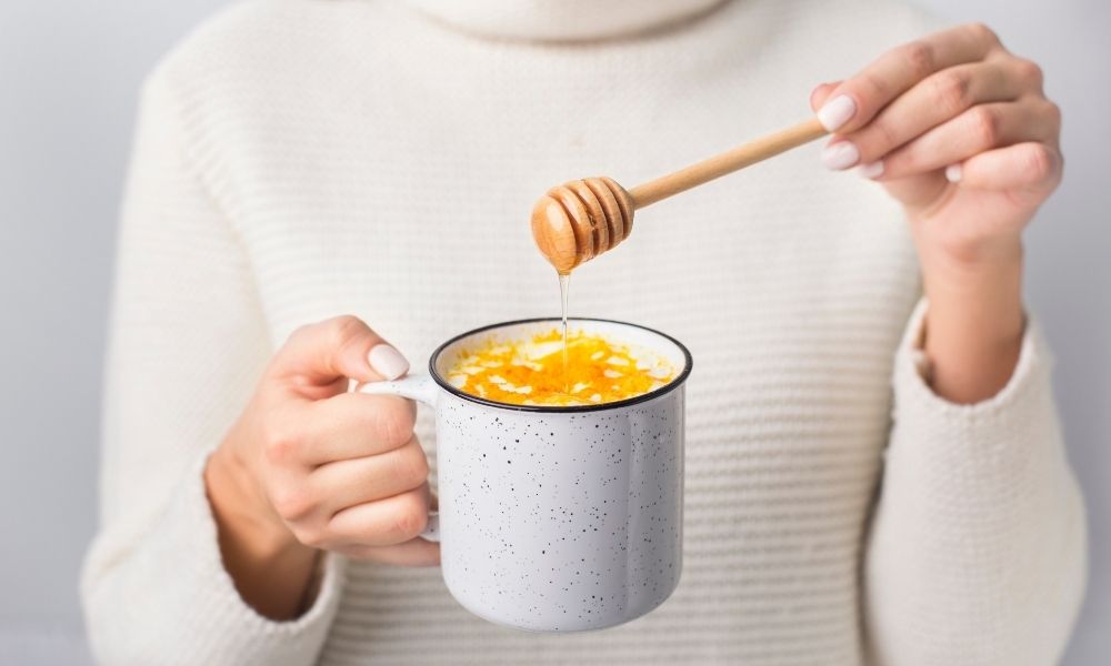 4 Reasons To Add Raw Honey to Your Coffee